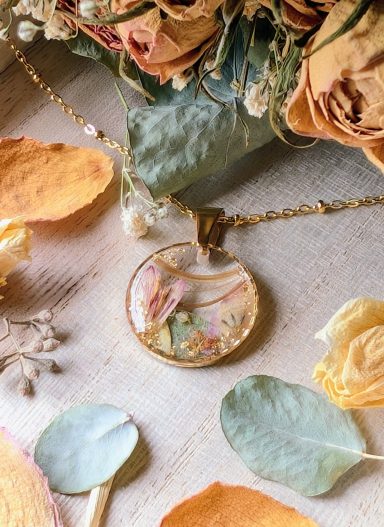 Kette aus den Blüten eines Brautstraußes und Kinderhaarlocken