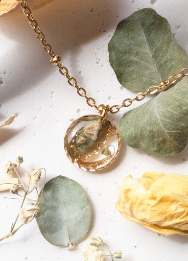 Halskette aus einem Brautstrauß und Kinderhaarlocken